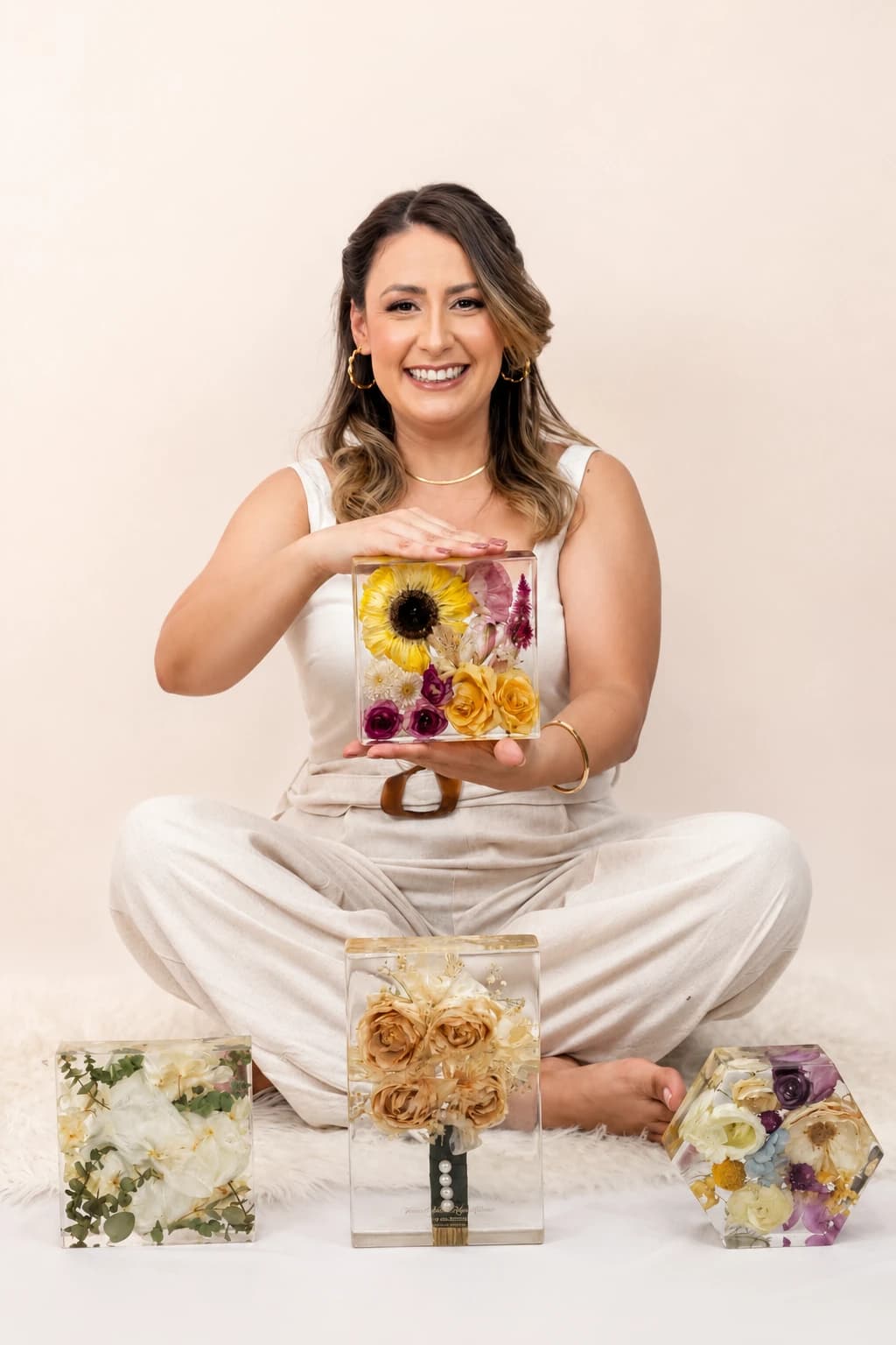 Kelly Ferreira, artesã do Ateliê Reflorescer, com peças de flores preservadas em resina