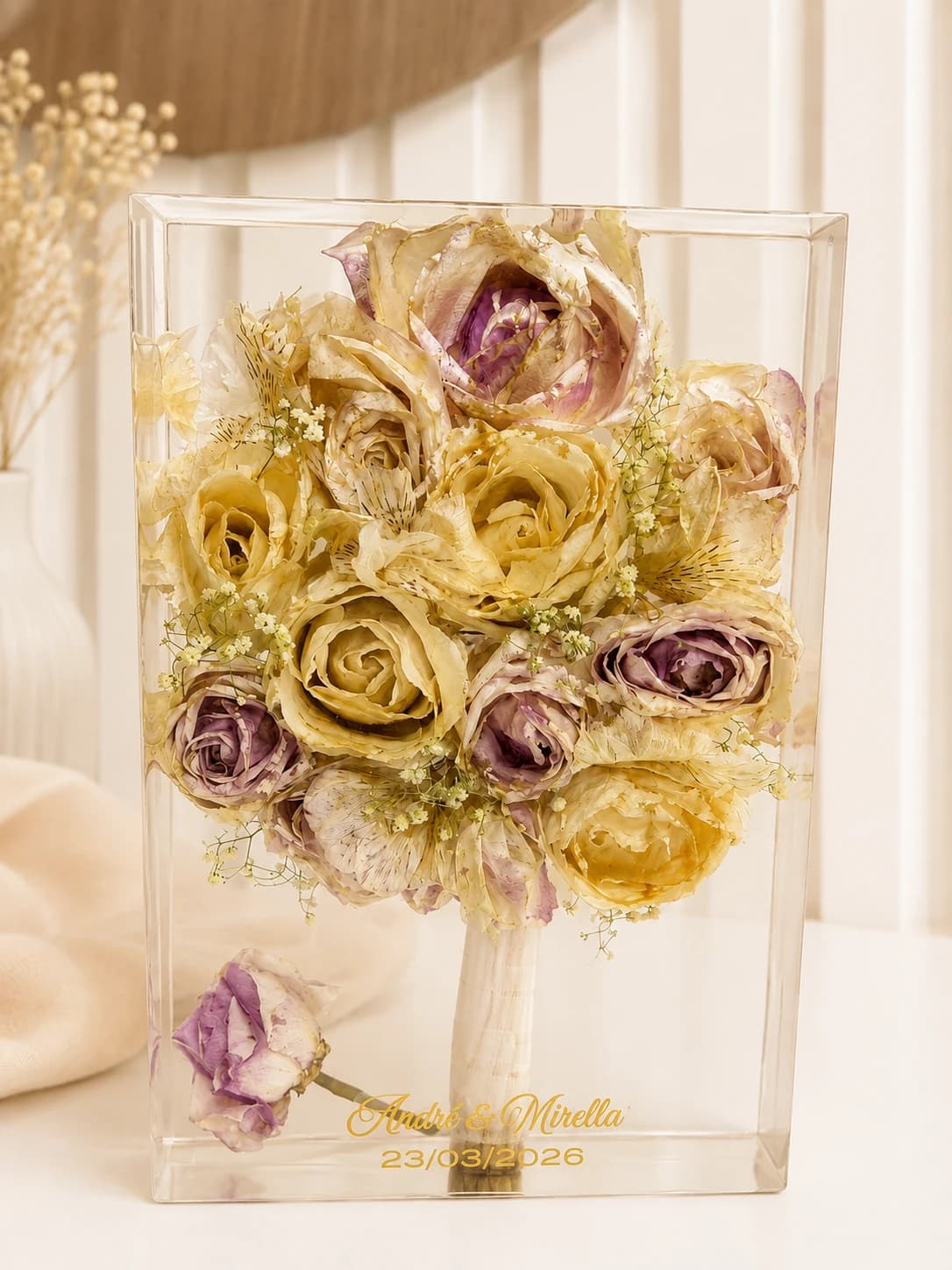 Bloco retangular em resina com flores preservadas de buquê de casamento